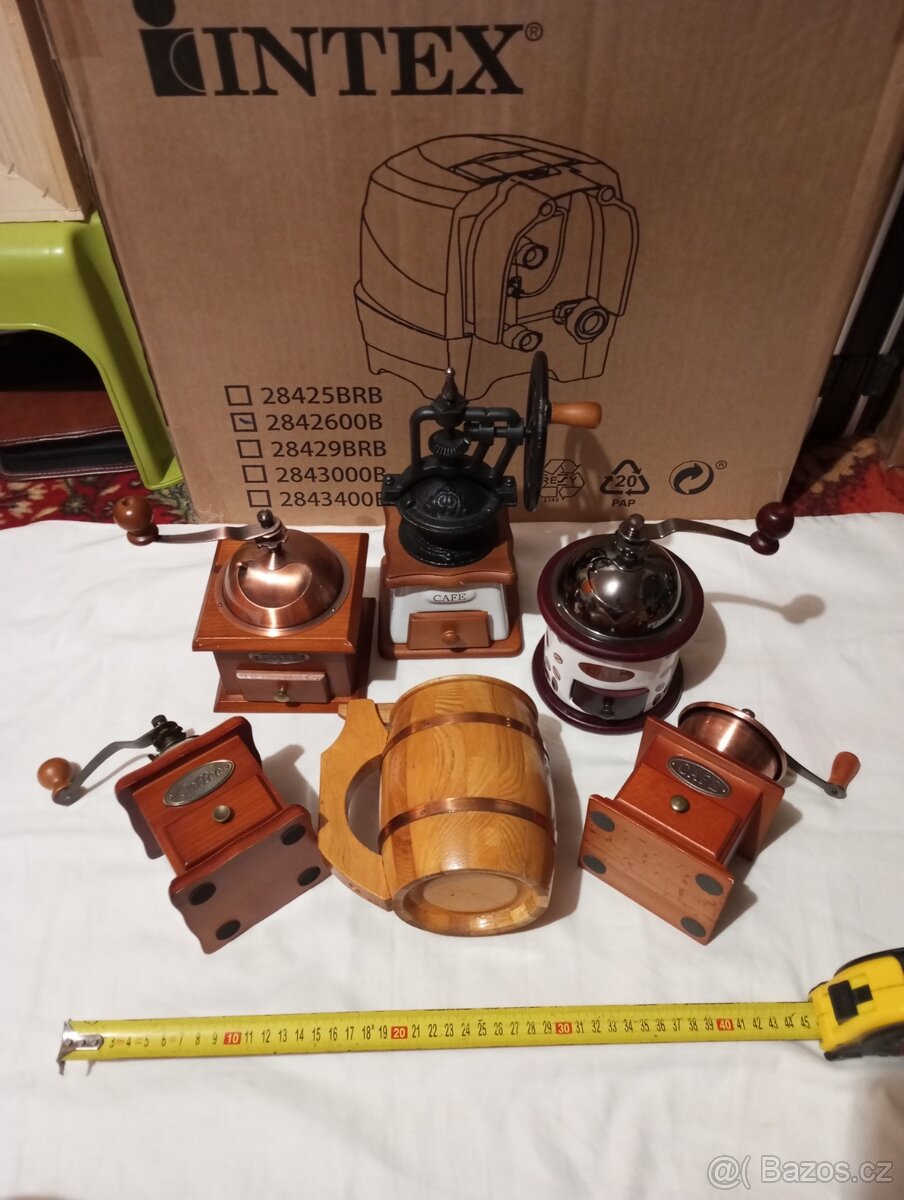 Mlýnky na kávu 18 ks + 2 ks dóz + korbel atd. - 4