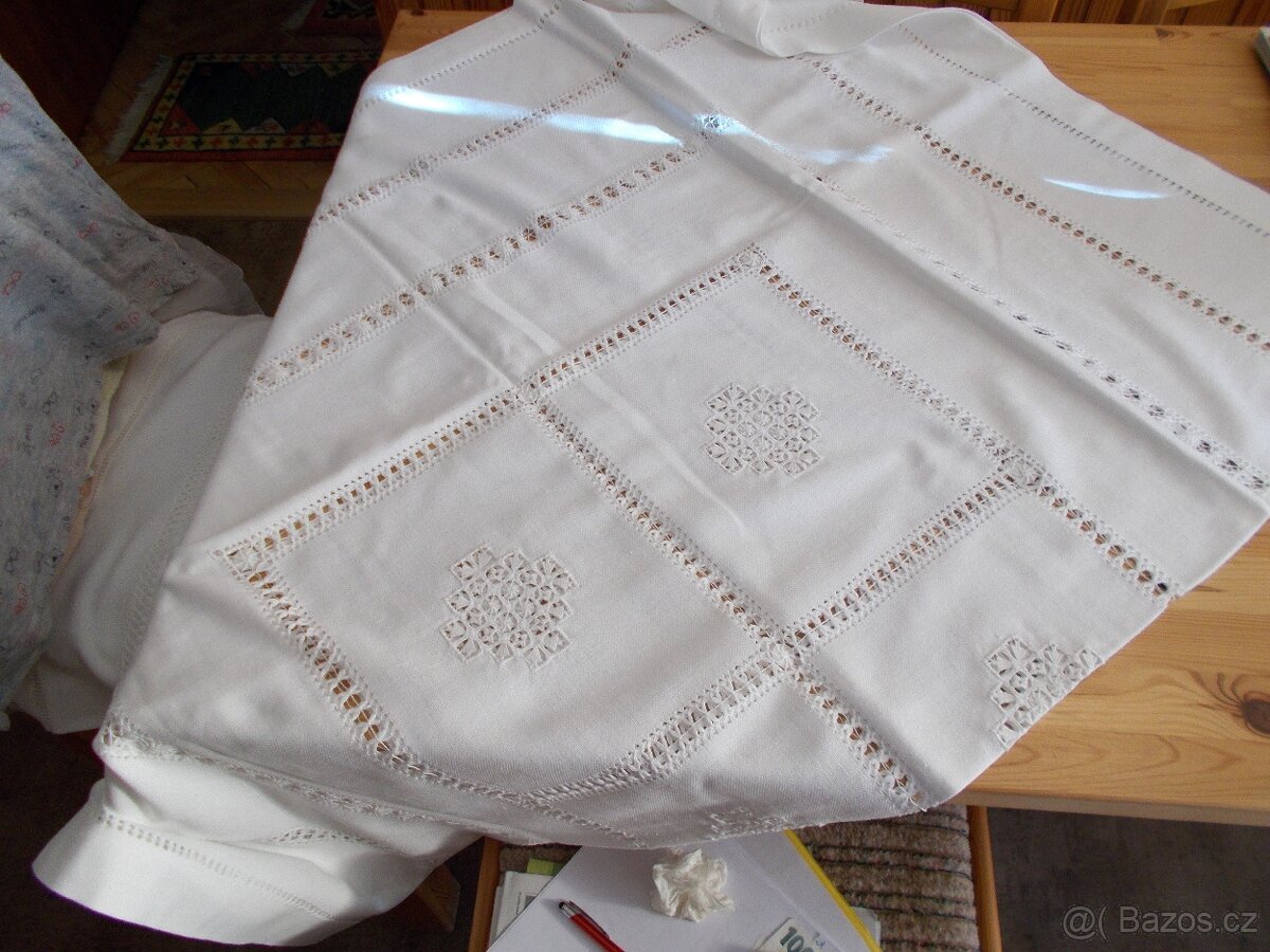 Ručně vyšívaný lněný ubrus - 4