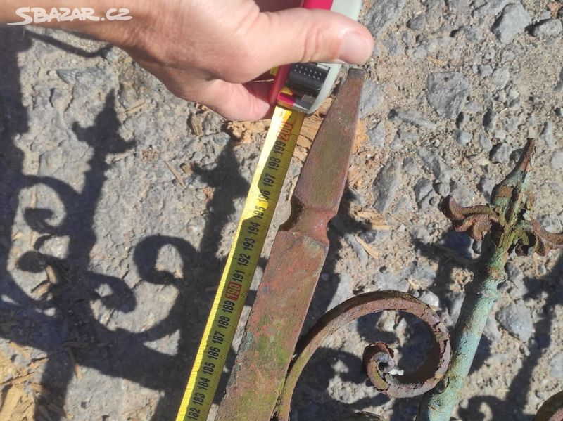 Stará železná brána, branka, železný plot - 4