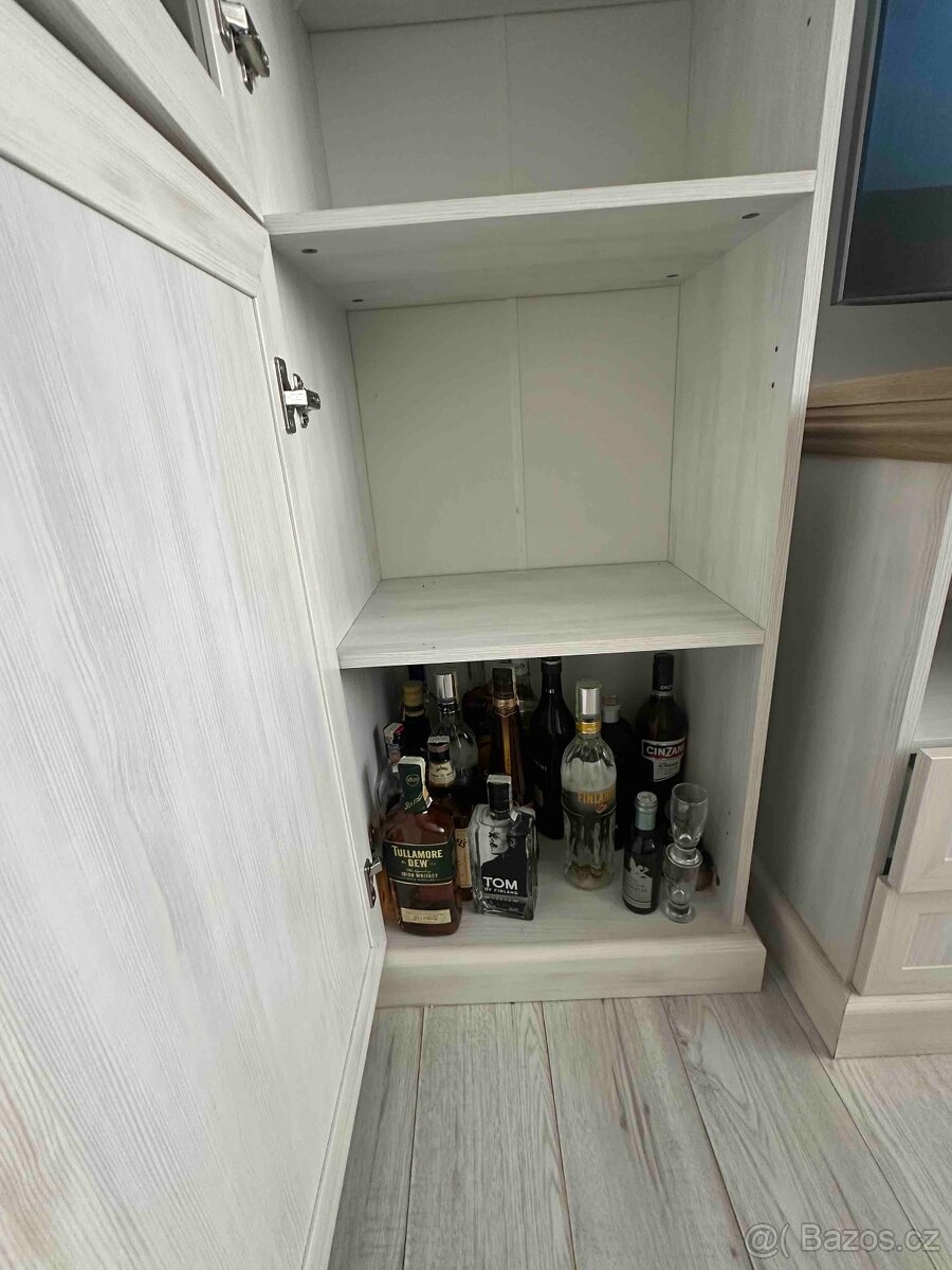 Jídelní a obývací nábytek - 4