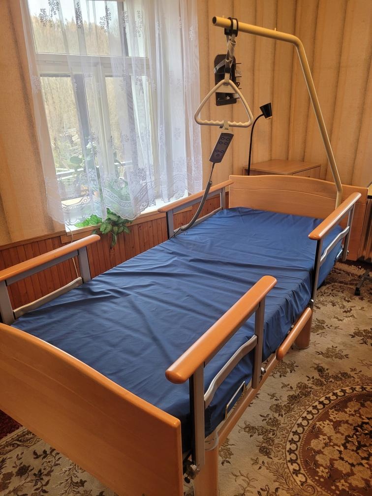 Polohovací postel VÖLKER + matrace + 2x stolek - 4