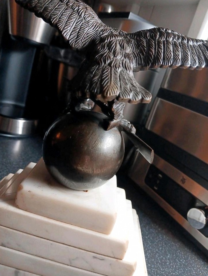 Bronzový orel na mramorovém podstavci – historická dekorace - 4