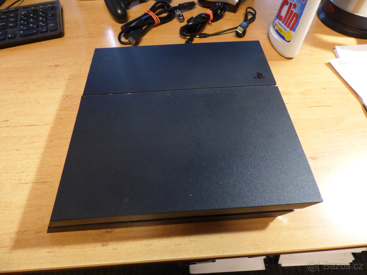 PlayStation 4 se dvěma ovladači - 4