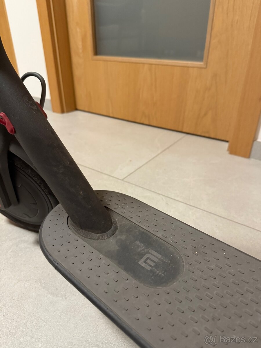 Červeno černá Elektronická koloběžka Xiaomi - 4