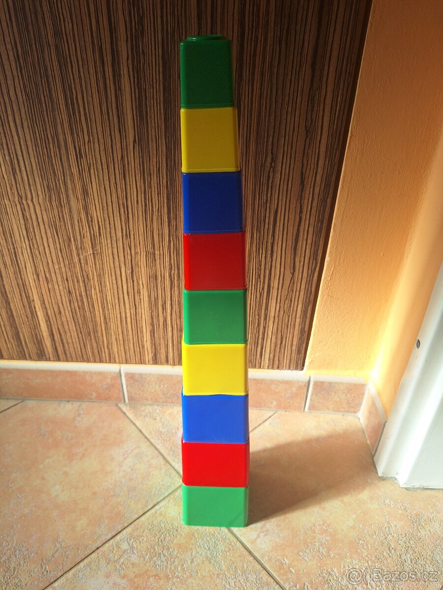 Plastové kostky, pyramida a dřevěné puzzle - 4