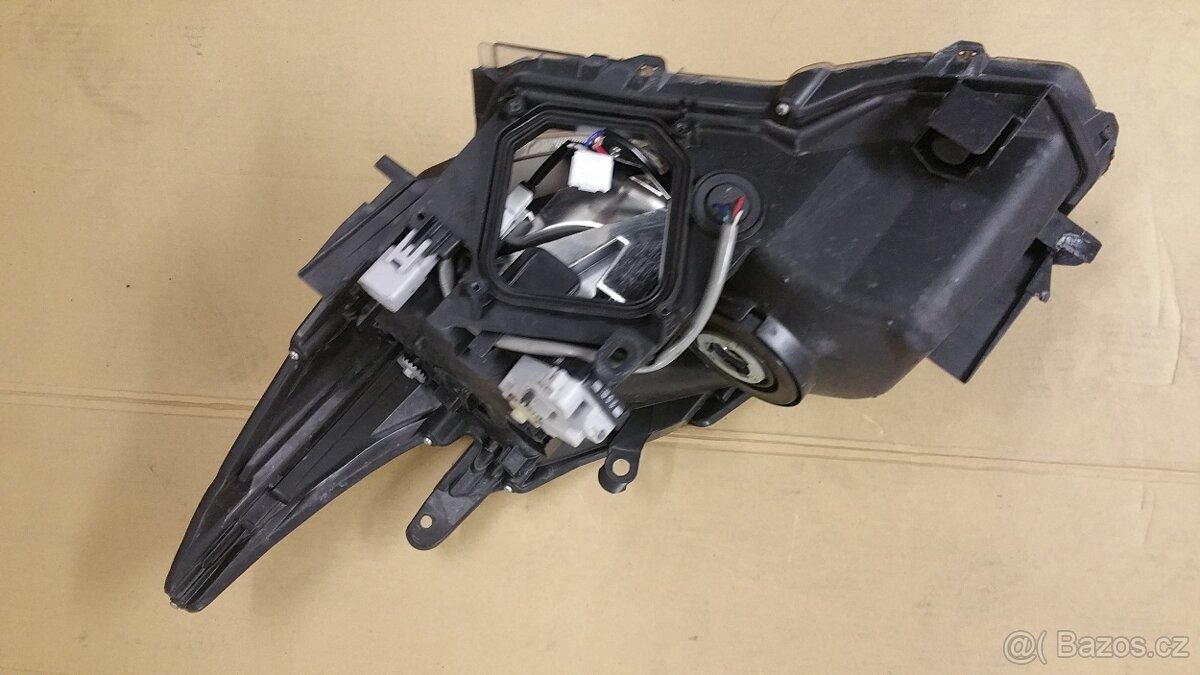 Predám na Toyotu Prius III 2013 P P Bi LED svetlomet - 4