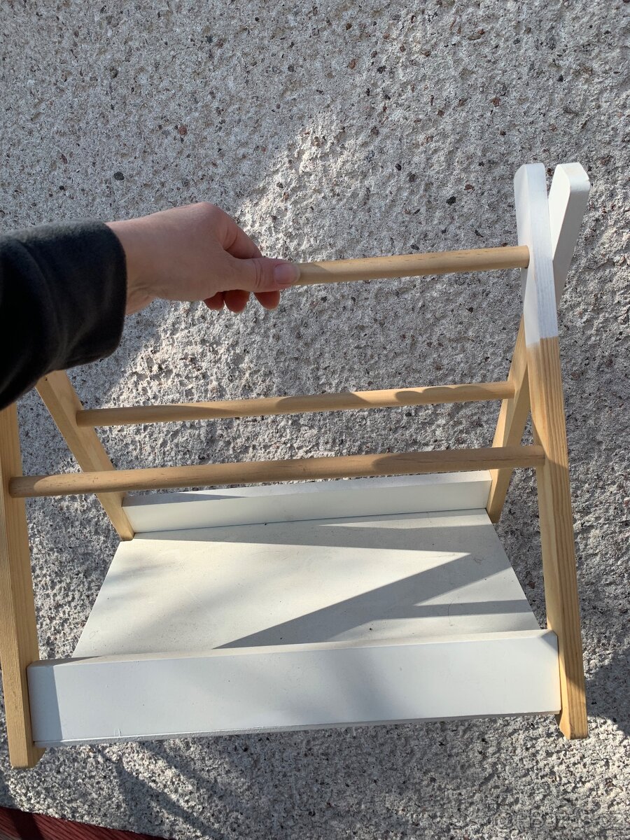 Sedačka (postýlka) + 2 křesla, magnetická tabule, stojan na - 4