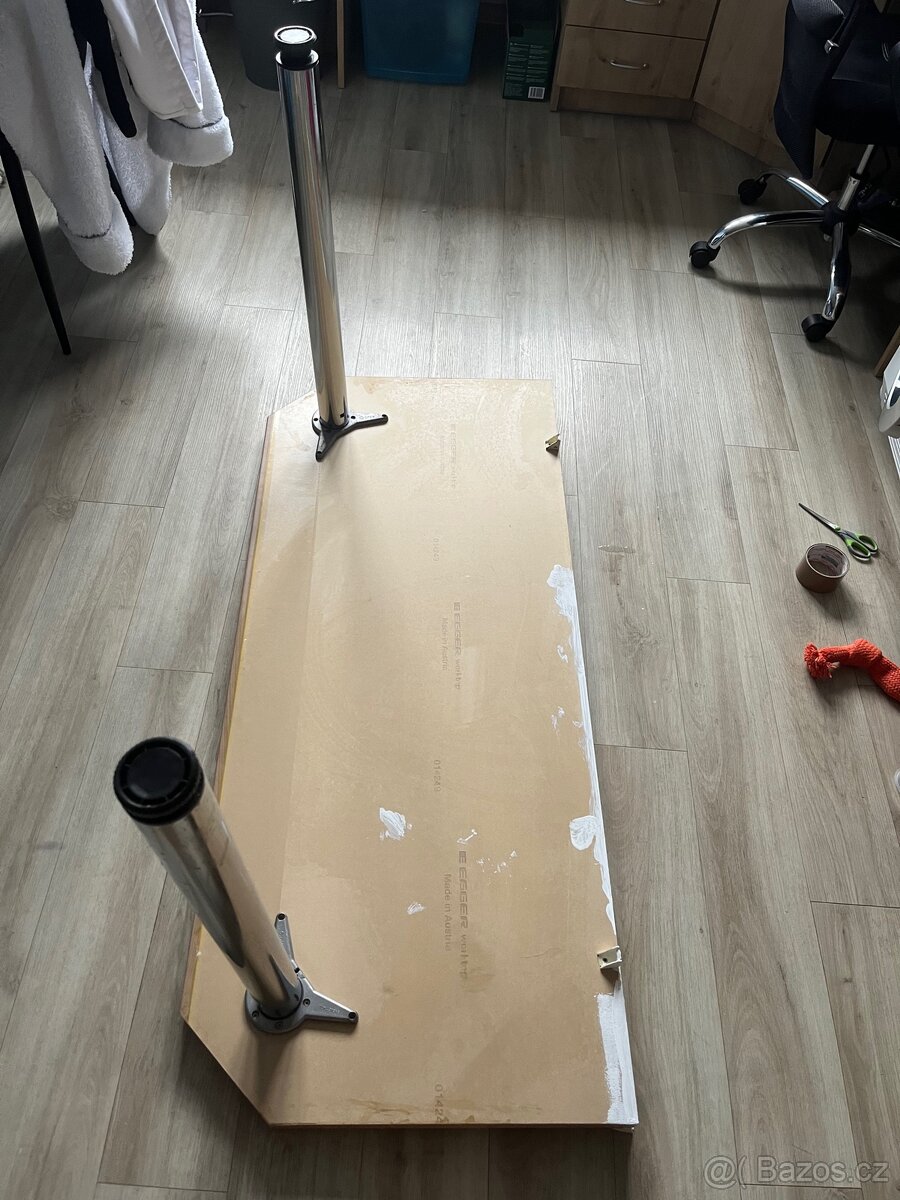 Kuchyňský masivní stůl Egger - Rakousko - 4