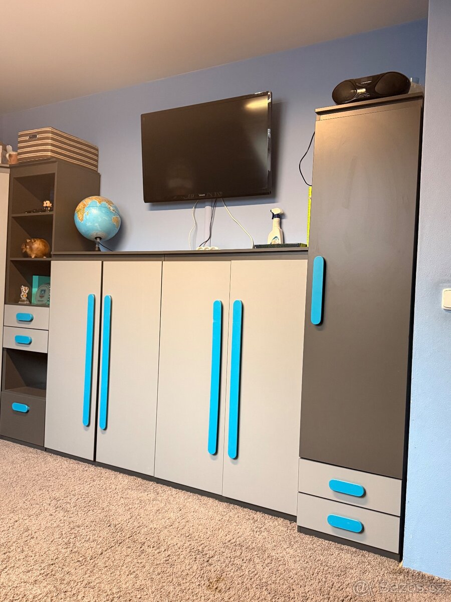 Dětský pokoj, postele, skříně, psací stoly, židle, tv - 4