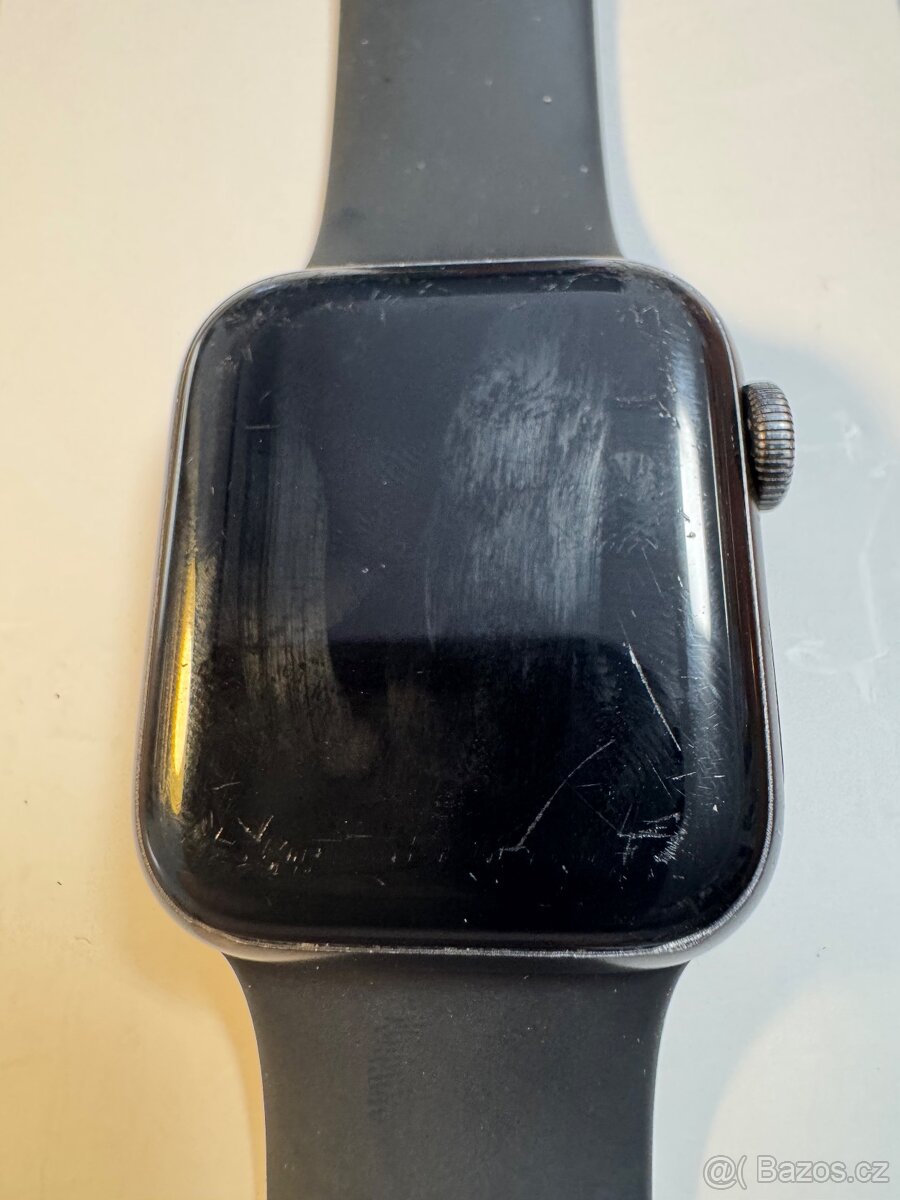 Apple Watch SE 44mm kondice baterie 71% poškrábane sklo LCD - 4