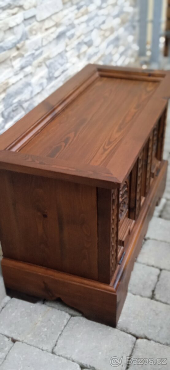 Dřevěná vyřezávaná truhla - 4
