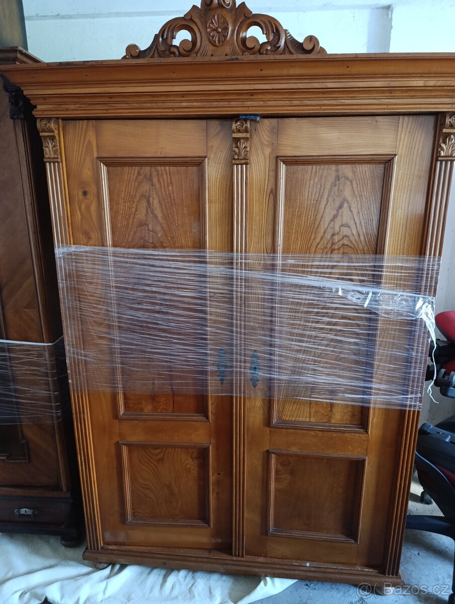 Starožitná šatní skříň - 4