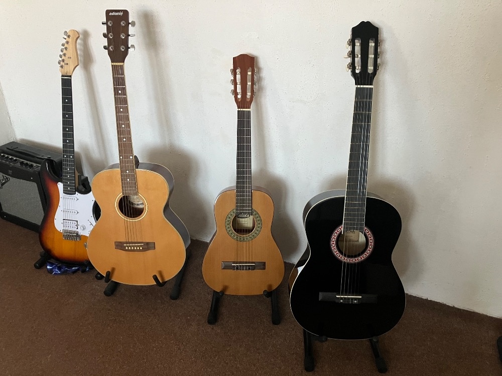 1/2 kytara+ obal+podnožník - 4