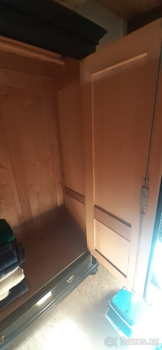 Zachovalá šatní skříň - 4