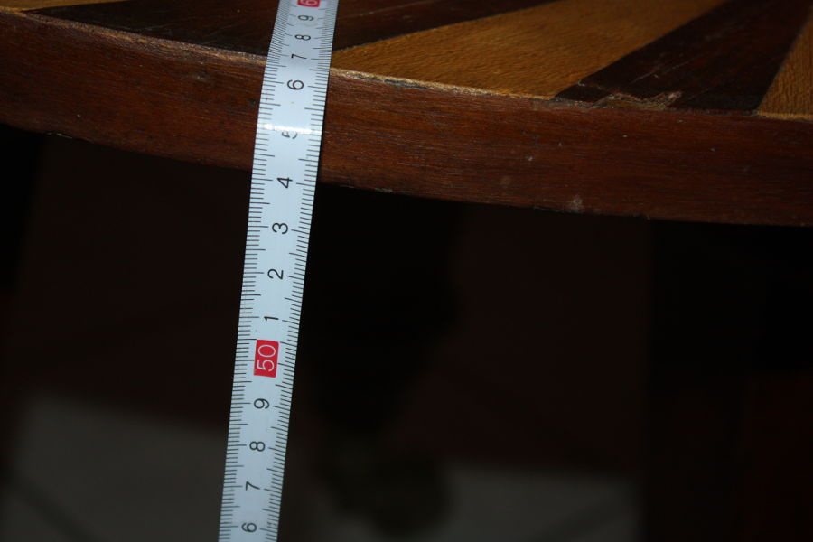 Šachy, starý šachový stůl, šachovnice, šachové figury - 4