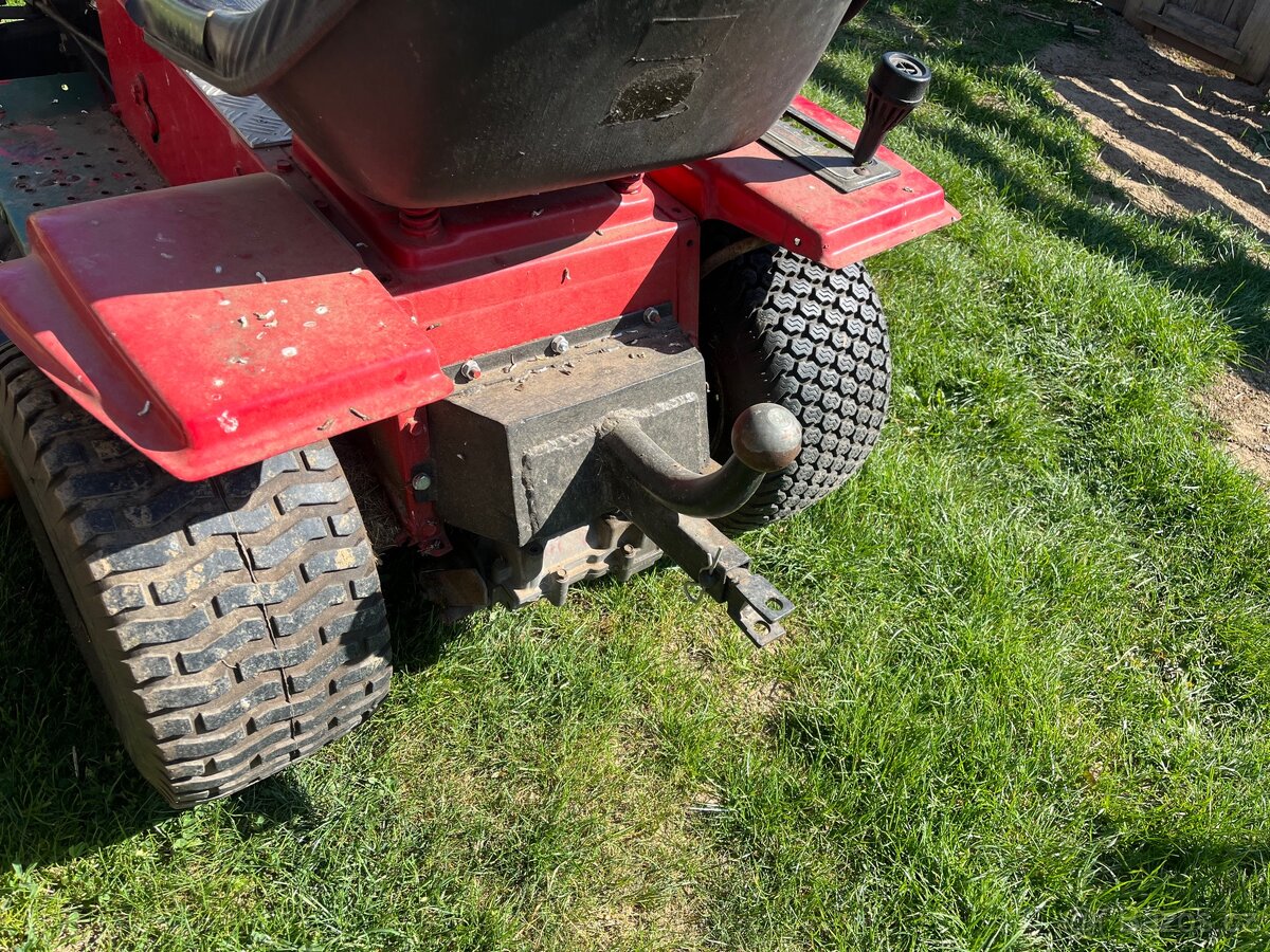 Zahradní traktor MTD - 4