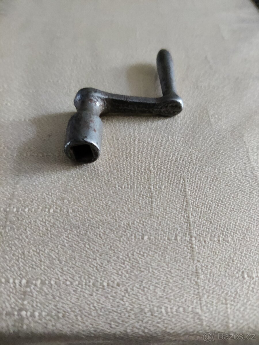 Starodávné brusle pánské a dámské s klíčkem - 4