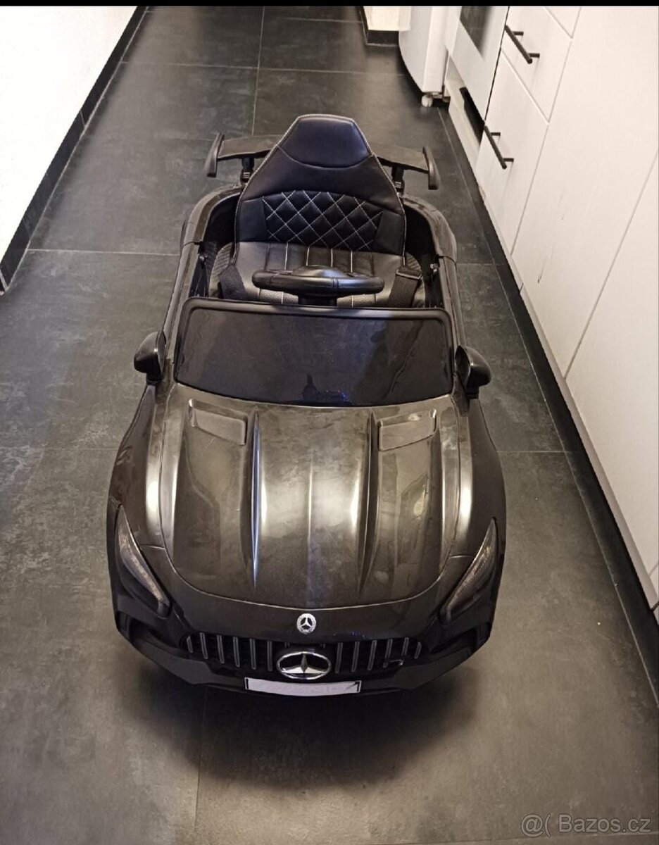 Elektrické auto Mercedes AMG - 4