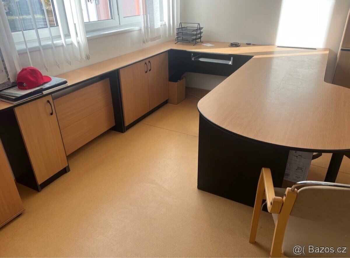 Rohový kancelářský stůl ve tvaru U - 4