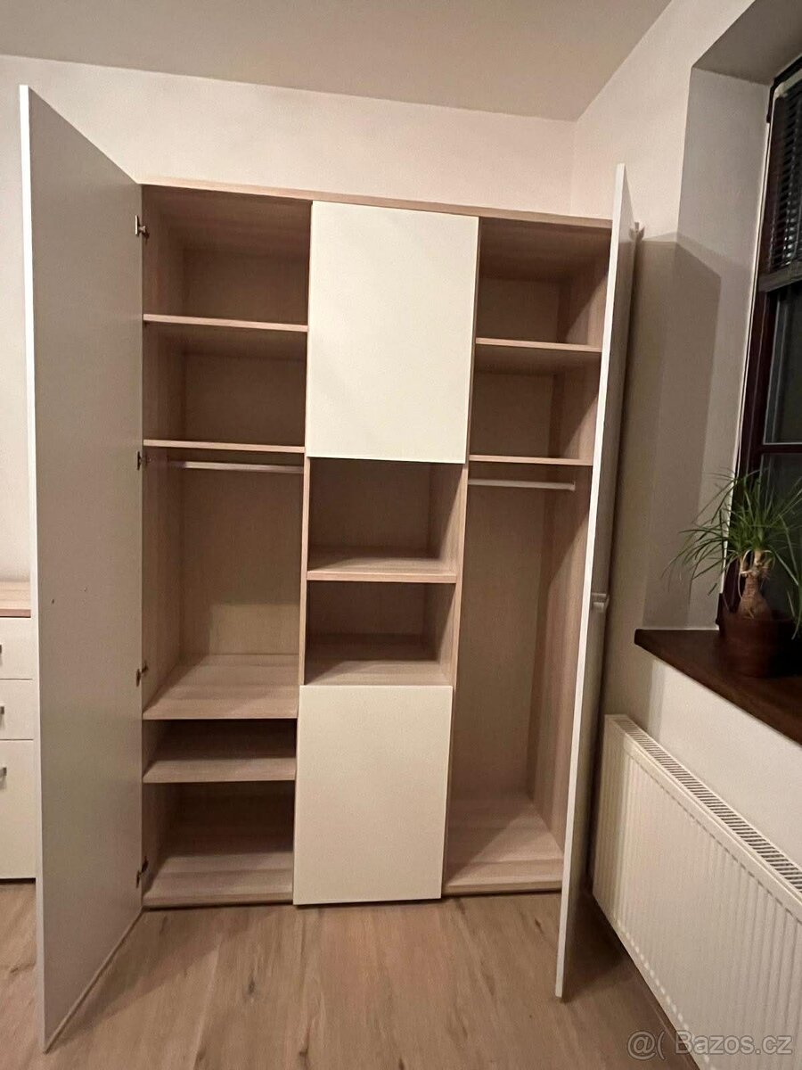 Šatní skříň se dvěma komodami - 4