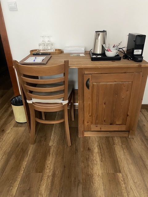 Masivní dřevěné postele, stolek - 4