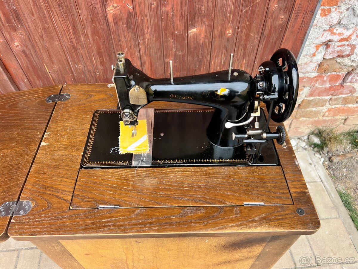 Starý šicí stroj - 4
