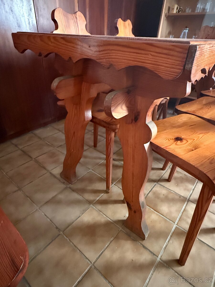 Masivní stůl s židlemi - 4