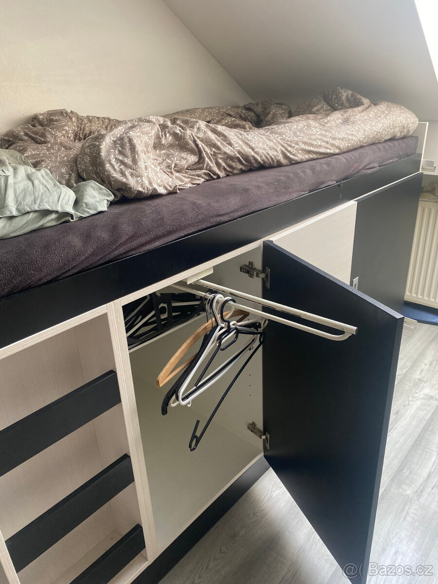 vyvýšená postel s úložným prostorem a žebříkem - 4