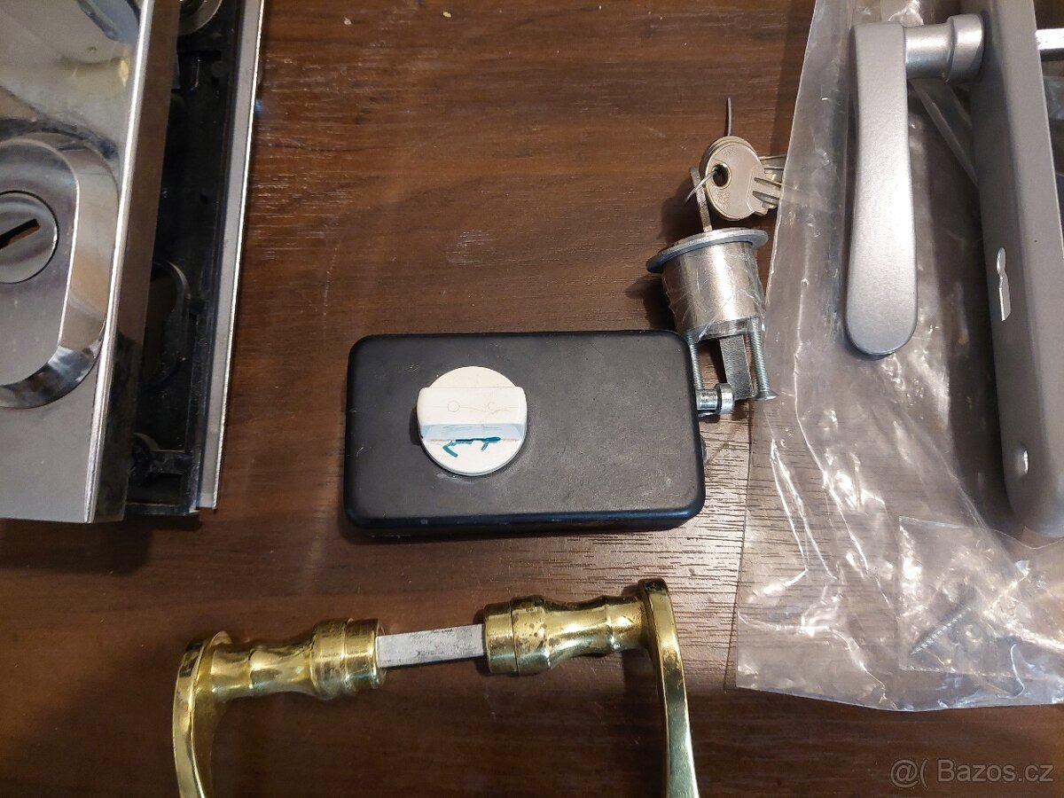 Prodám různé kování, kliky,zámky ap. - 4