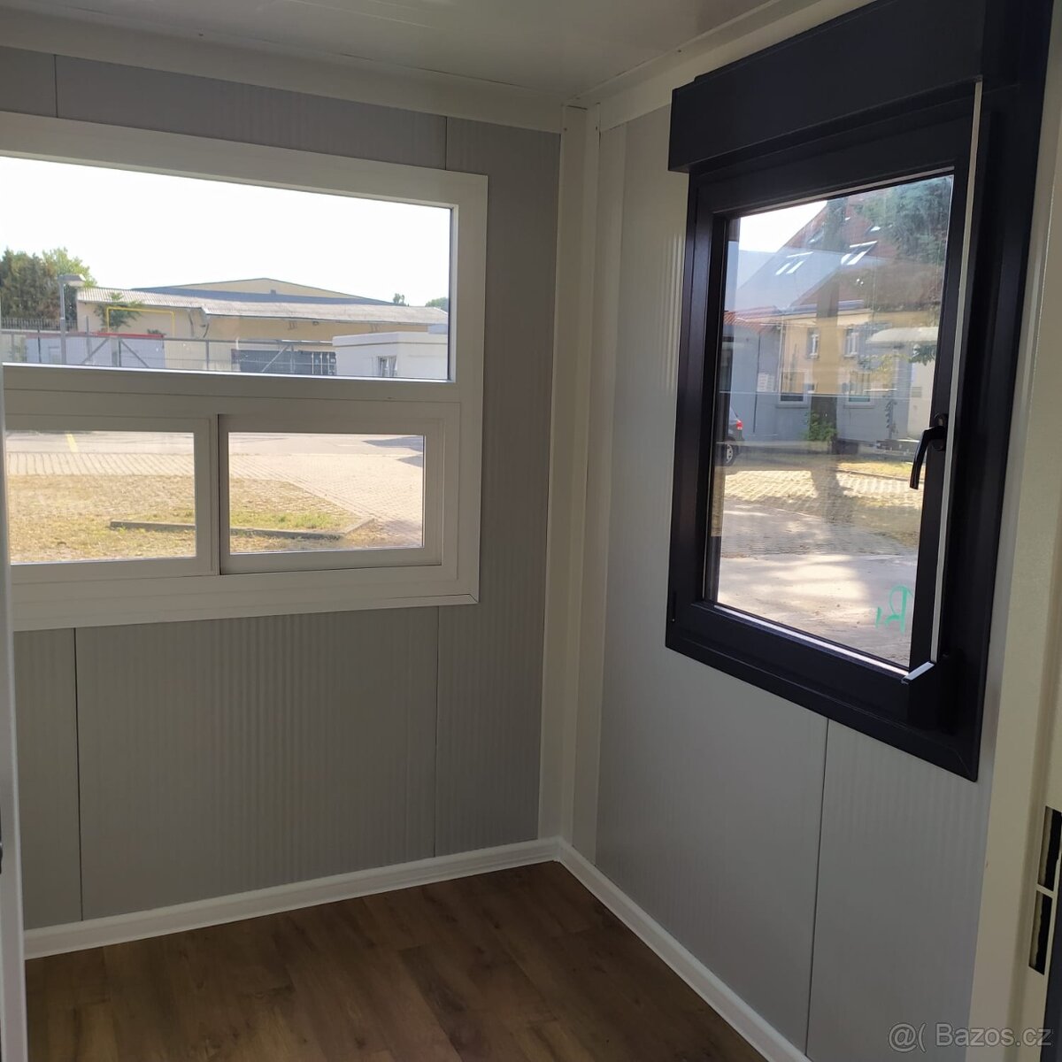 Obytný kontejner o rozměru 2,4 x 2,4 m s výdejním oknem - 4