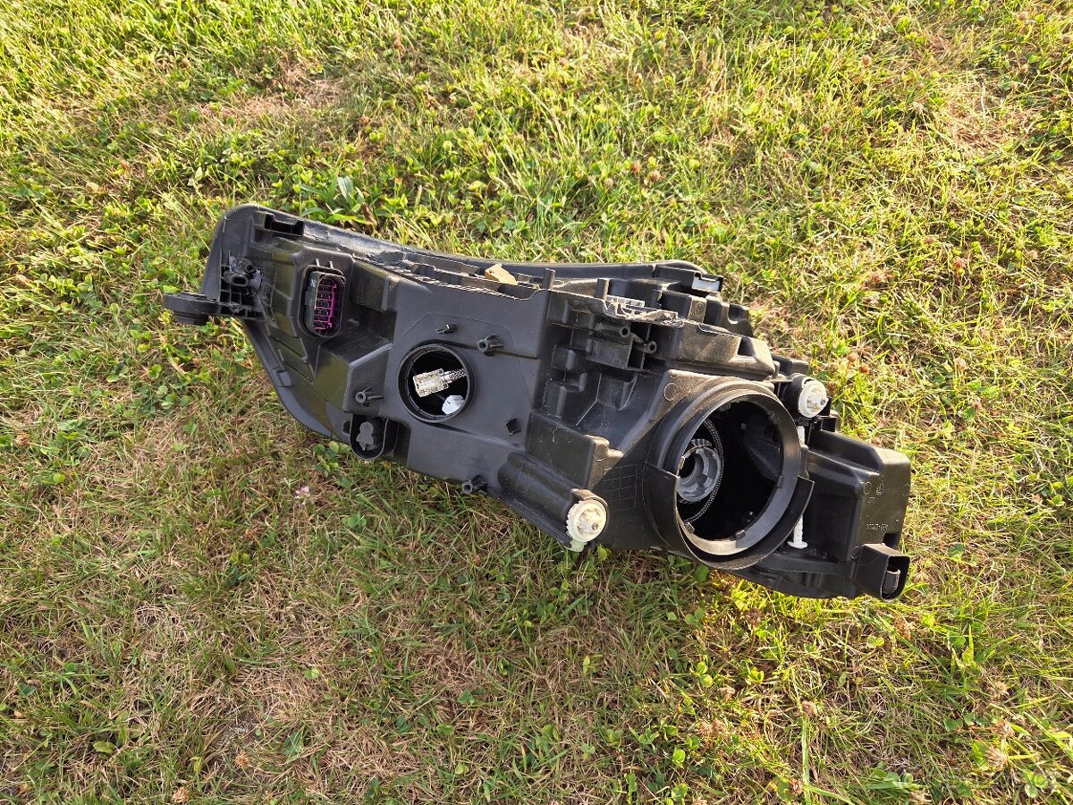 Přední levé xenon světlo Škoda Superb III - 4