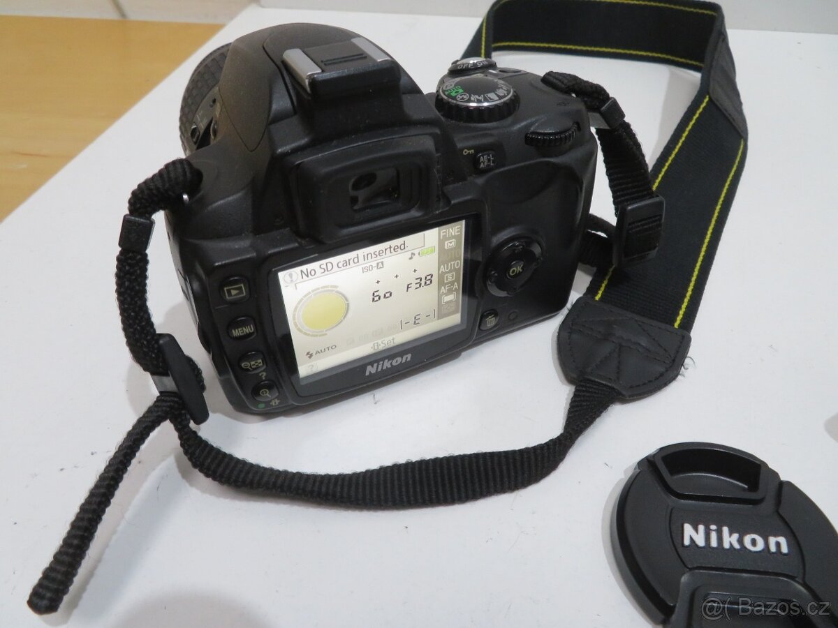 Digitální fotoaparát Nikon D40 + objektiv (závěrka 17596) - 4