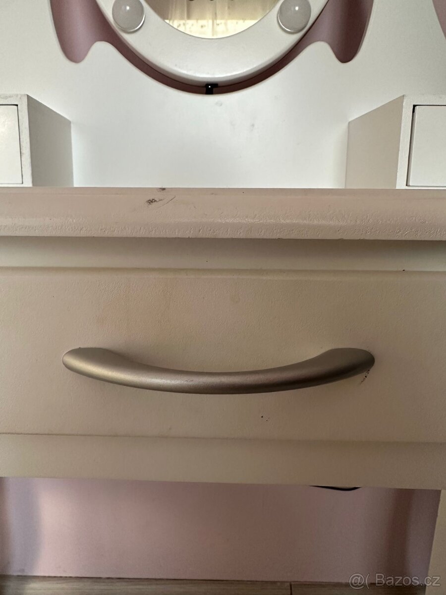 Kosmetický stolek s osvětlením - 4