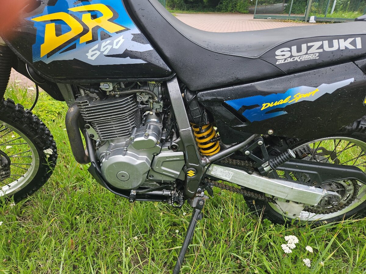SUZUKI DR 650 SE – TOP stav, jen 29 tis. km