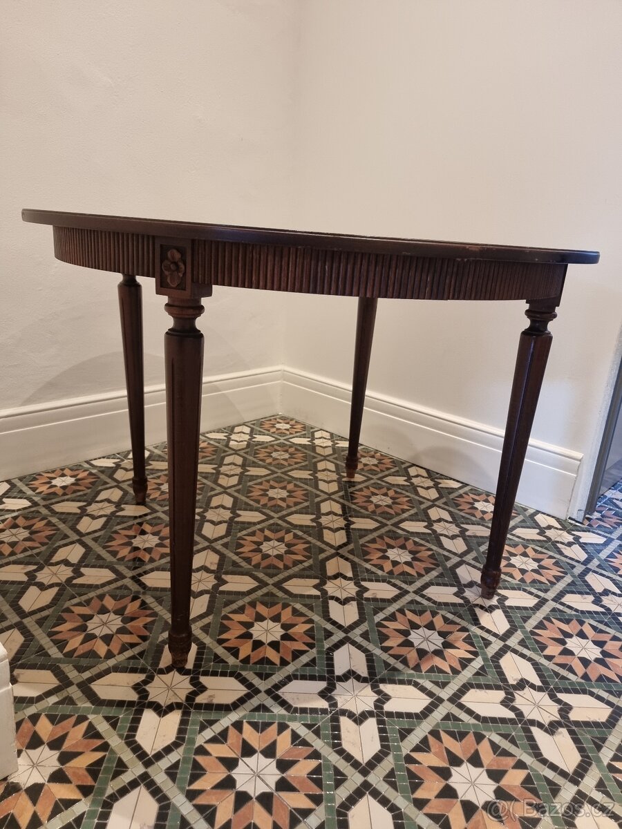 Starožitný řezbovaný rozkládací stůl kulatý o průměru 110 cm - 4