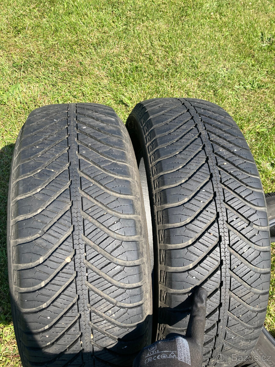 Prodám 2 kusy zimních pneu Good Year Vector 4 Seasons - 4