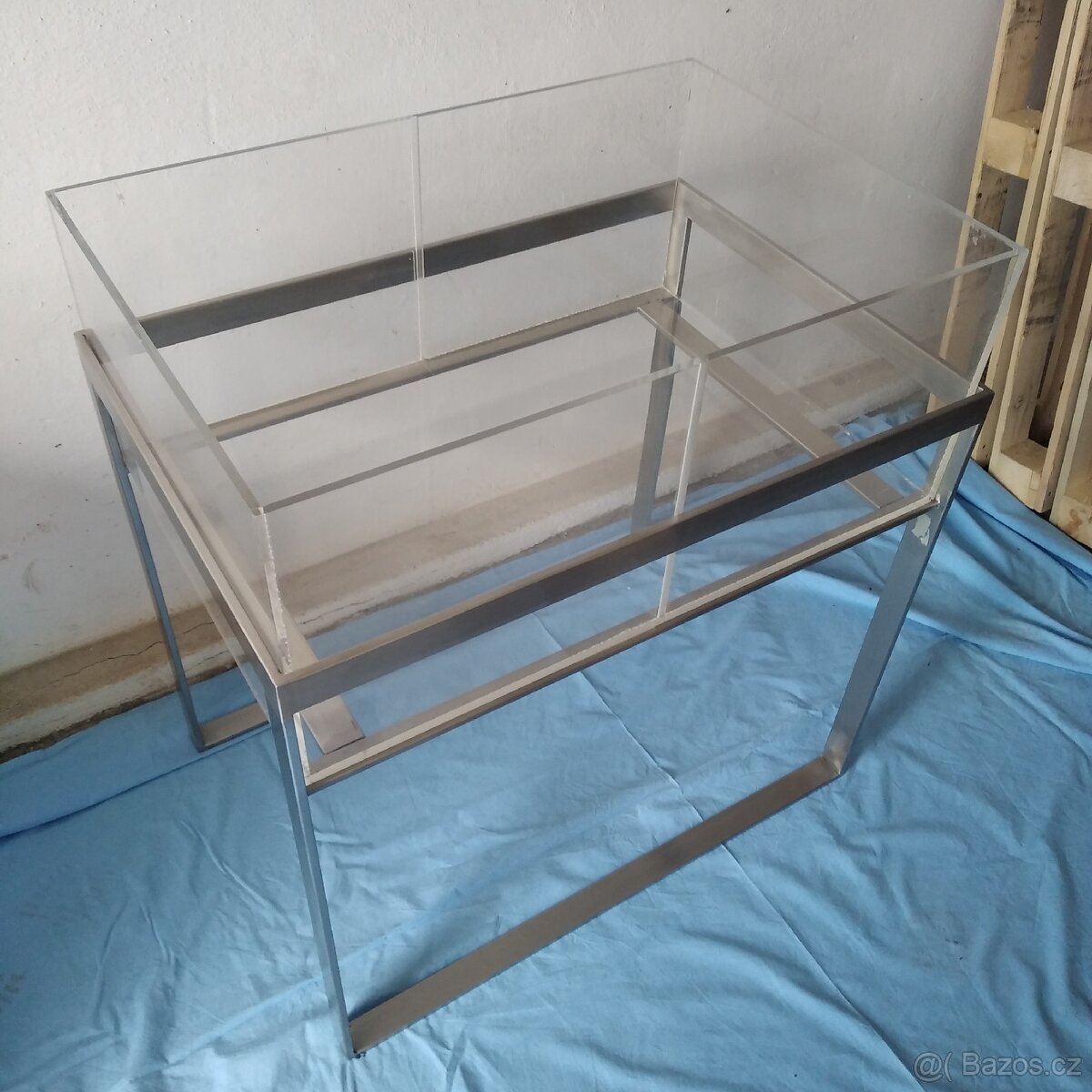 Kovový stůl s plastovým boxem - 4