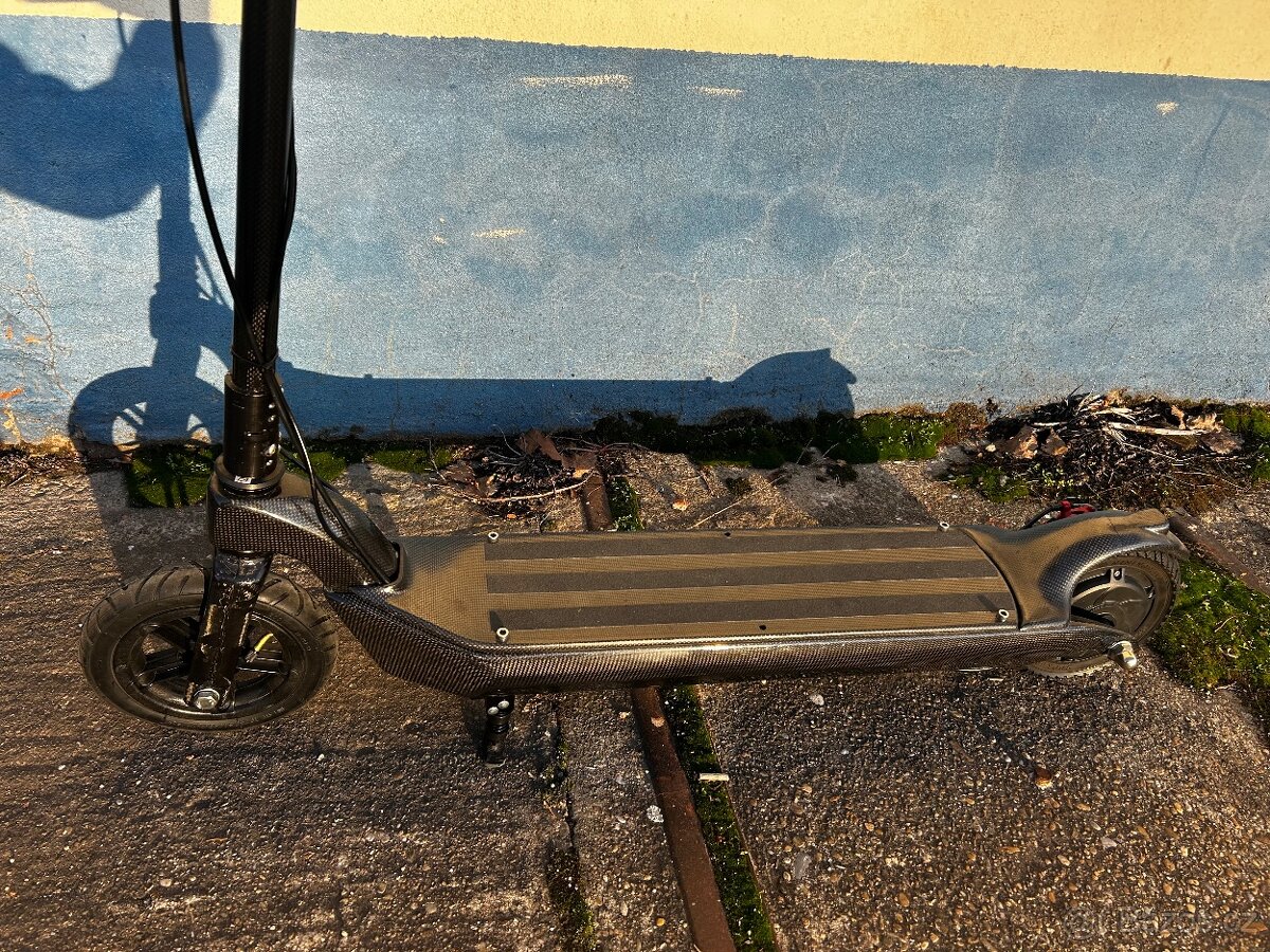 karbonova elektricka kolobezka - 4