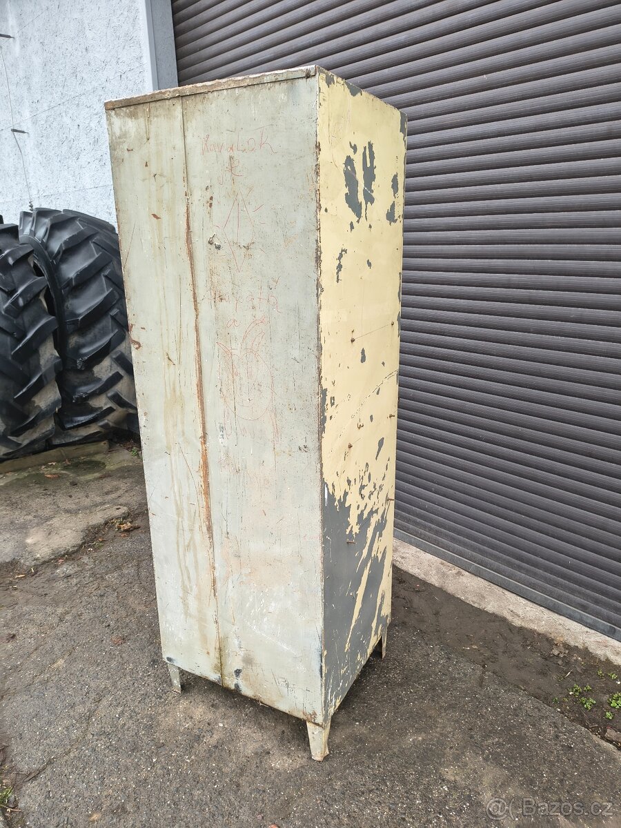 Plechová skříňka s regály - 4