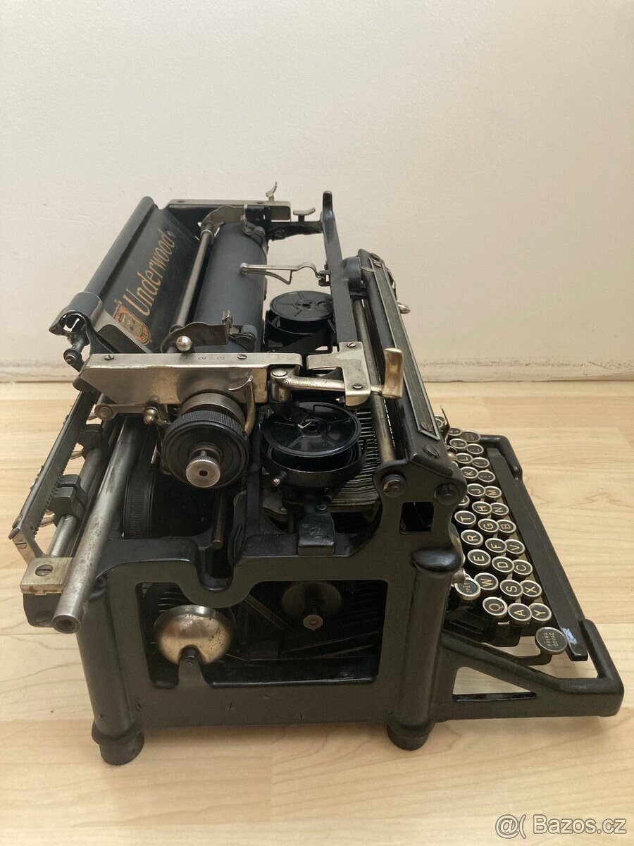 Psací stroj UNDERWOOD v perfektním stavu - 4