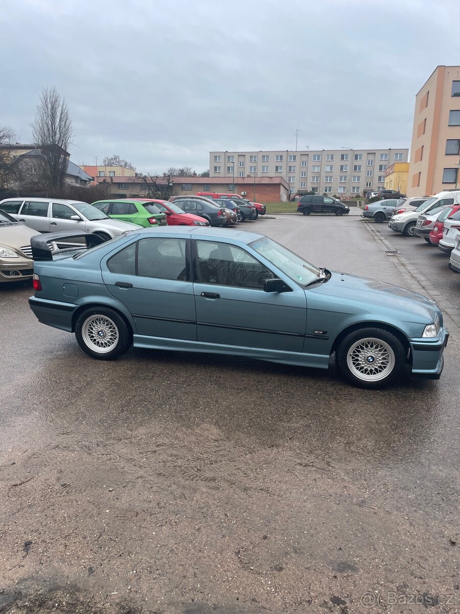 Bmw e36 318i sedan - 4
