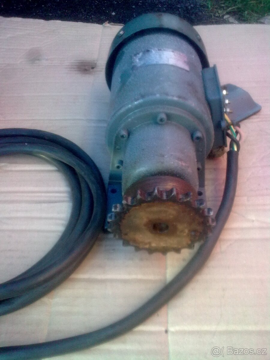 Elektromotor s převodovkou. - 4