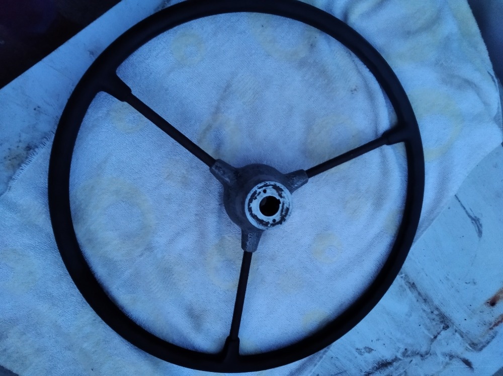 Prodám krásný nepopraskaný volant na ZETOR25 - 4