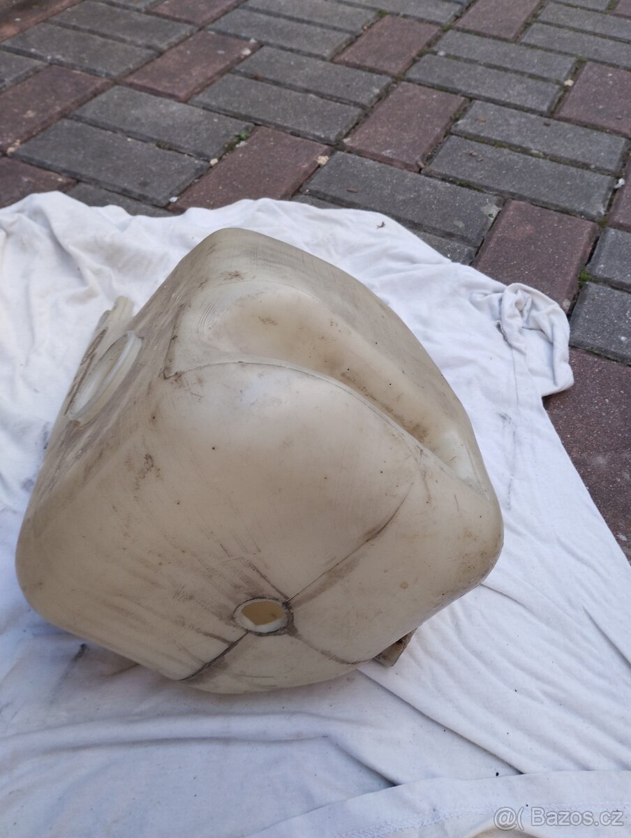 Nádobka ostřikovačů BMW E30 - 4