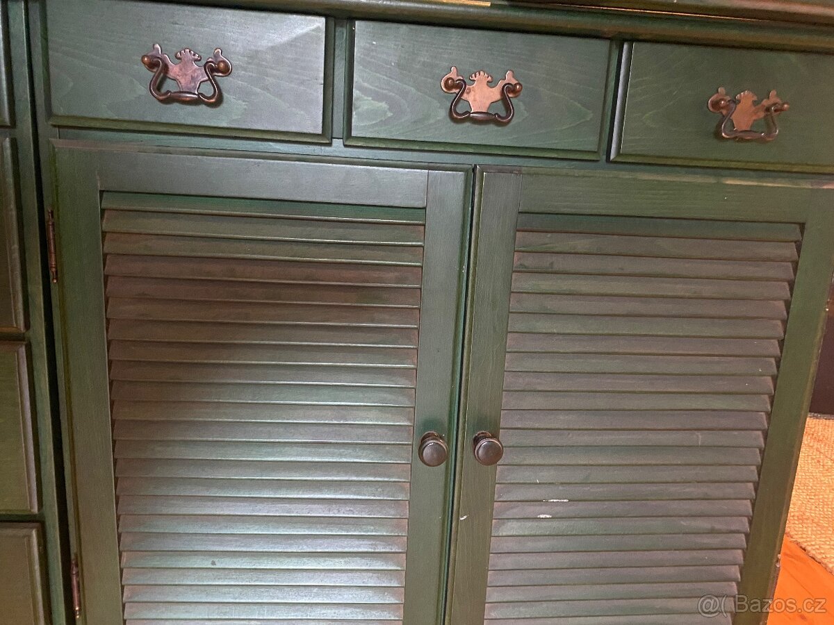 Zelený dřevěný kredenc s velkým úložným prostorem - 4