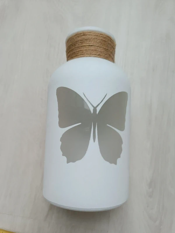 Bílá váza s motýlem - nová - 4