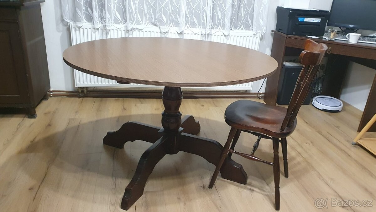 Prodám kulatý jídelní stůl - 4