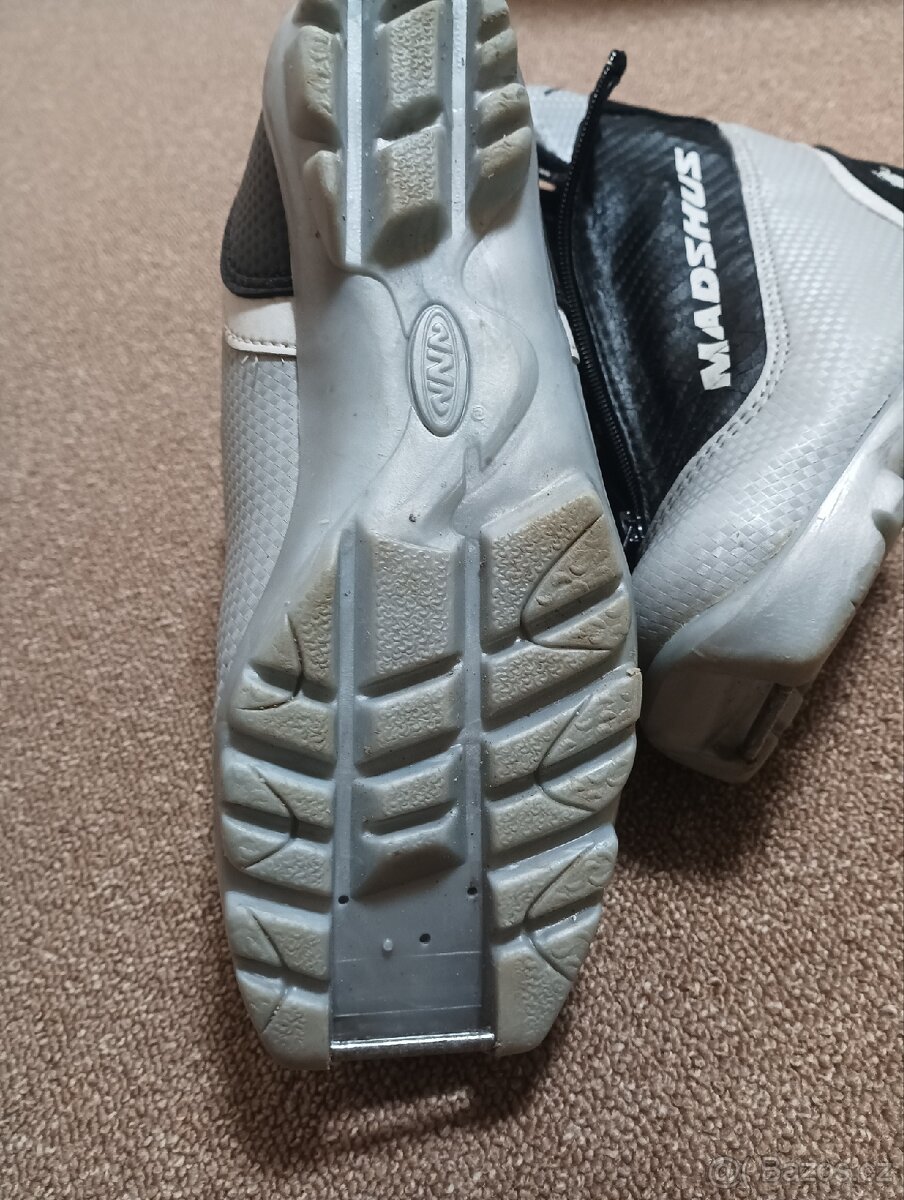 Prodam detske boty na bezky vel. 35 - 4