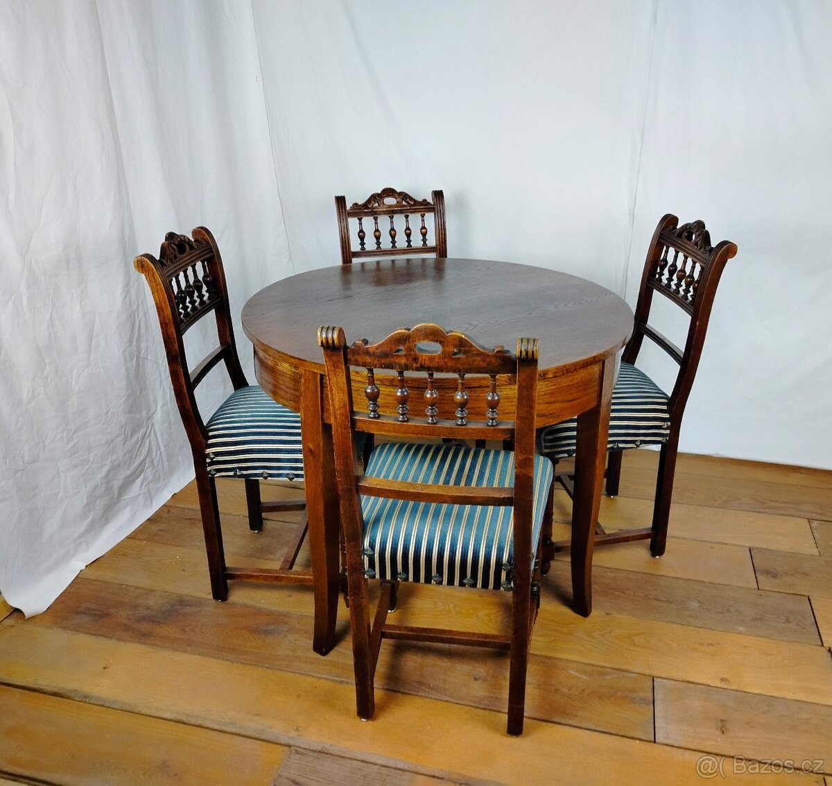 Jídelní stůl a 4 židle - 4