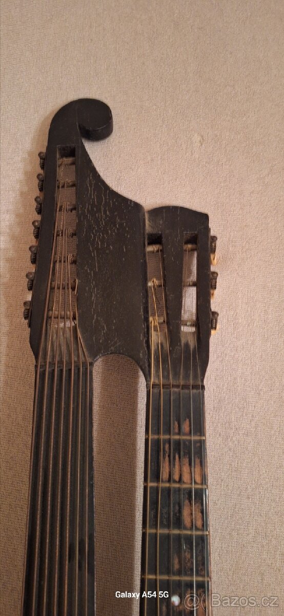 Stará dvoukrká kytara. - 4